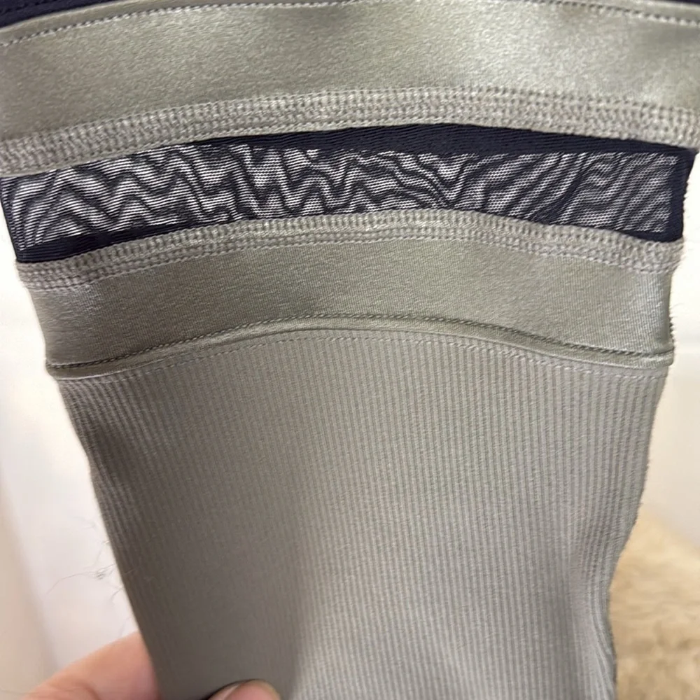 ALO Yoga Black and Olive green Leggings. Size XS